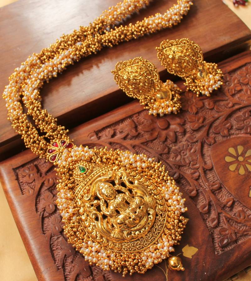 Buy DIVINE ANTIQUE PEARLGOLD HUGE LAKSHMI PENDANT HAAR SETDJ01933 Online